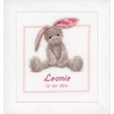 Blanc et couleurs pastel, top en dentelle, broderies, jupe en tulle, robe de cérémonie à volants, boléro, paillettes et sequins viennent dessiner avec élégance cette nouvelle. Vervaco 0144493 Petit Lapin Kits Broderie Point Compte