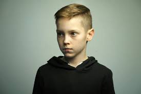 1001 idees de coupe pour ado garcon originale avec images. Garcon Serieux Adolescent Avec La Coupe De Cheveux Elegante Parlant Sur Le Smartphone Image Stock Image Du Main Cellphone 85582477