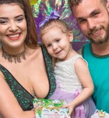 Hombre adopta a la hija de su amiga para que tenga un padre