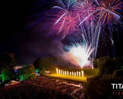 Imagine cu Fireworks show synchronized with music
