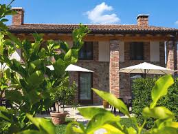 Immagine vettoriale di una moderna casa di campagna. Agriturismo Alloggi Colli Euganei