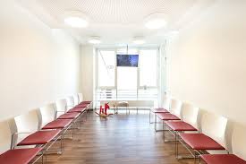 Schoner Einladender Wartebereich In Einer Arztpraxis Steinmetzeinrichtungen Praxiseinrichtung Praxiseinri Praxis Einrichtung Einrichtung Hebammenpraxis