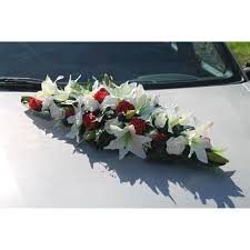 Les fleurs et la décoration florale demeurent un élément indispensable à la réussite d'un mariage. Composition Florale Pour Voiture De Mariage Blanc Et Rouge Bouquet De La Mariee