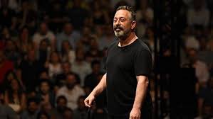 Ünlü komedyen cem yılmaz, hakkında yapılan 'gençlik aşısı yaptırıyor' şeklindeki çıkan haberleri sosyal medya hesabından esprili bir dille yalanladı. Cem Yilmaz In Igneli Genclik Sirri Magazin Haberleri