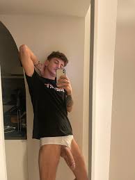 Davide, il superdotato italiano di TikTok mostra il pisellone - BitchyX