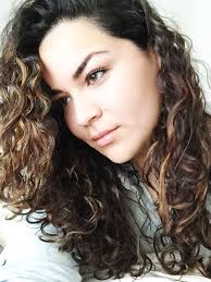 Whenever she wears her curly hair, she looks like the true california girl she is. Latina Hairstyle Balayage On Curly Hair Naturally Dark Brown Hair And Thick Balayage Colors Caramel Blonde War Latina Hair Curly Hair Styles Balayage Color