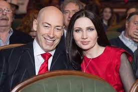 Как передает day.az со ссылкой на gazeta.ru , подопечные андрея шевченко в 1/8 финала обыграли. Gordon Stal Otcom V Sedmoj Raz Glavkom