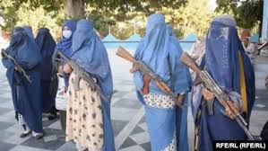 Талибский лидер разговаривает с женщиной в эфире. Taliban Vnov Vvodit Repressivnye Zakony V Otnoshenii Zhenshin