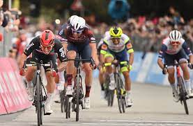 Ő mindjárt a legnehezebbnek tartott giro d'italiával kezd. F6ryhir1y Mhqm