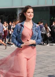 She had a recurring role on adam devine's house party for comedy central. Amanda Cerny Take Selfies With Her Fan While Out For A Guess Event In Barcelona Spain 091017 4