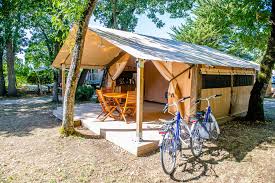 Bungalow Toile Une Bonne Idee Pour Les Amoureux De La Toile De Tente Mais Avec Un Confort Supplementaire Bungalow Toile De Tente Ile D Oleron