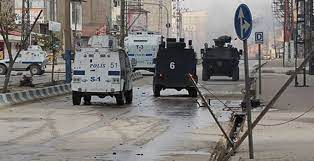 Şırnak merkezinde bugün 23.00'ten itibaren ikinci emre kadar sokağa çıkma yasağı uygulanacağı bildirildi. Son Dakika Sirnak Merkez De De Sokaga Cikma Yasagi Ilan Edildi