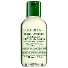 Směs levandulového a rozmarýnového esenciálního oleje detoxikuje pleť a chrání ji před vnějšími vlivy. Kiehl S Herbal Infused Micellar Cleansing Water Gesichtsreinigungsgel Douglas