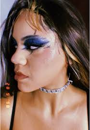 Tentando reproduzir uma make inspiradora! O contraste do azul intenso ...