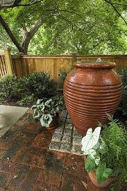 La instalación de fuentes y estanques para jardines pequeños es bastante sencilla, ya que hoy en día, podemos encontrar en cualquier centro de jardinería todos los elementos y a un coste bastante adecuado. Garden Fountain Fuentes Pequenas Jardineria Y Fuentes De Agua