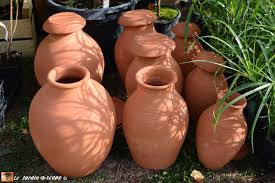 En résumé, ce qu'il faut savoir Divisez La Frequence De Vos Arrosages Par Trois Avec Les Oyas Le Jardinoscope Cote Pratique Les Bons Gestes A Faire Au Jardin