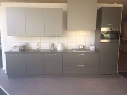 moderne rechtekeuken showroomkeukenstunt moderne keukens keuken tegelvloer keuken