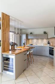 Disponible dans des tailles différentes, elle permet également de s'adapter à toutes les surfaces. Encastree En Bout De L Ilot De Cuisine Design Et Moderne Cette Cave A Vin Invite A La Degustation D Cuisine Contemporaine Cuisines Design Cuisine Appartement