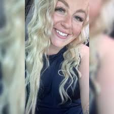 Hi! Looking for Christmas mini photoshoot to be done indoors with props.  Not looking for an outdoor setting. Thank you!