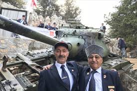 Bir türk tankının kıbrıs barış harekatı sırasında, beşparmak dağları'nın zirvesine yakın bir noktaya bu olay bazı kaynaklarda, tankın yolu olmayan tepeye kayaların üzerinden tırmanması, tank personeli. Kibris Gazilerini 43 Yil Sonra Aglatan Bulusma Timeturk Haber