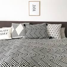 180 x 200 cm (lxb) 2.dieses schlafzimmer mit eiche (teilmassiv) steht ganz im zeichen der qualität, für die der name. Grafische Muster Im Schlafzimmer Inkl Shopvorstellung Sophiagaleria Tagesdecke Schwarz Grafische Muster Schlafzimmer