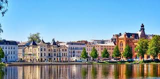 Markiere @mecklenburg_vorpommern für einen repost deines heimatbildes! Old Town Of Schwerin With Historic Houses On Pfaffenteich Lake Mecklenburg Vorpommern Germany Editorial Stock Photo Image Of Fountain City 165573798