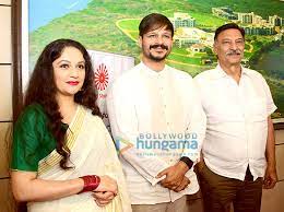 In 2013, gracy joined 'the brahma kumaris world spiritual university.' gracy singh with other brahmakumaris. Dharmendra Gracy Singh Vivek Oberoi Poonam Dhillon Suresh Oberoi And Others Grace The Brahma Kumari Sister Shivani S Spiritual Talk Parties Events Bollywood Hungama