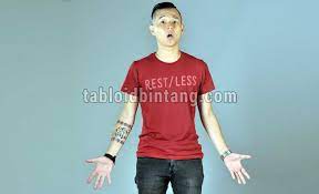 Mengenai tato sekarang taeyong telah memiliki beberapa tato di tubuhnya. Makna Tato Ambigram Di Lengan Ernest Prakasa Tabloidbintang Com