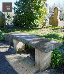 petit banc de jardin en pierre patinee avec assise sculptee atelier alain bidal taille de pierre banc jardin pierres jardin mobilier jardin