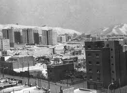 Las Montanas De Collserola Y El Castillo De Torre Baro En La Nevada Del 62 Visto Desde La Calle Del Dr Pi Y Molist Nou Barris Ba En 2020 Castillos Barcelona Torres