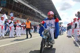 Les meules bleues vont, cette année encore, partir pour un nouveau périple. Le Mans Les Meules Bleues A Fond Dans La Ligne Droite Du Circuit Videos Le Mans Maville Com
