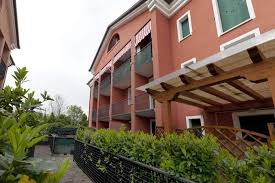 A mira, in zona residenziale centrale e comoda ai principali servizi, su fabbricato di sole 6 unità , vendesi appartamento posto al secondo piano e composto da ingresso/disimpegno, cucina, soggiorno/pranzo, due ampie. Foto 3 Appartamento A Marano Di Mira A Venezia In Vendita