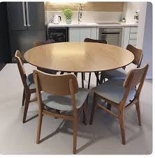 Mesa Em Frente A Cozinha