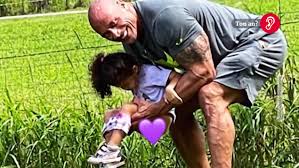 Dwayne johnson, berühmt geworden als the rock, zeigte sich verzückt: Dwayne The Rock Johnson Kann Tochter Tia Einfach Keinen Wunsch Abschlagen