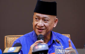 Dato' seri mohamed nazri bin abdul aziz (jawi: Nazri Aziz Back In Muhyiddin S Corner Says Hoodwinked By Zahid Malaysia The Vibes