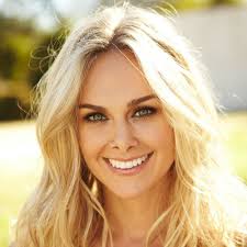 Laura Bundy's Instagram, Twitter & Facebook