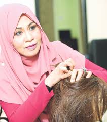 Untuk cara melebatkan rambut bayi maka anda bisa mencoba menggunakan pelembab alami. Jaga Rambut Seperti Jaga Wajah