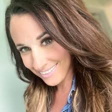 Lisa Collum's Instagram, Twitter & Facebook