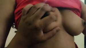 Pasangan meremas payudara dengan mesra