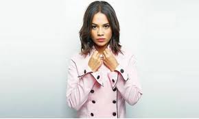 Δεν θέλει να είναι μόνο μουσικός, θέλει να είναι και μάνατζερ του εαυτού του και ξέρει πως αυτό χρειάζεται γνώσεις. Phneloph Plaka O Mpezos Einai Fobera Gennaiodwros Me Ta Nea Paidia Gossip Tv Gr