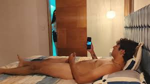 Mutter bietet Sohn echte Nähe gegen die Einsamkeit an und für sich