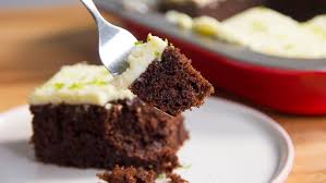 Salziger kuchen, für jede gelegenheit passend, zu einem guten glas noch mehr herzhafte kuchen rezepte finden sie hier. Zucchinikuchen Rezept Fur Schokoladigen Zucchinikuchen Vom Blech Bayern 1 Radio Br De