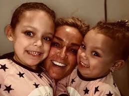 Haar nieuwe single vlees en bloed is de eerste van een nieuwe reeks liedjes die we de komende tijd kunnen gaan verwachten. Vakantie Voor De Meisjes Lovethem Samantha Steenwijk Facebook