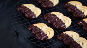 Oltre alla classica frolla per crostate, c'è anche la frolla montata , tendente al cremoso, e la frolla ovis mollis, una frolla nella quale si utilizzano tuorli. Biscotti Viennesi Leggeri Deliziosa Pasta Frolla E Cioccolato