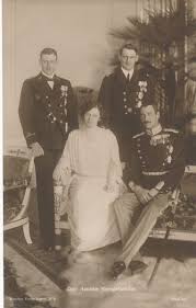 Om kongefamilien, kronprinsparret, danske konger gennem tiderne og europæiske kongehuse. Den Danske Kongefamilie Historie