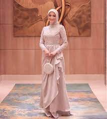 Cukup pakai hijab cokelat susu dan kemeja putih saja sudah bisa pose kompak seperti ini lho! 170 Best Kondangan Hijab Outfit Ideas In 2021 Kebaya Dress Hijab Fashion Kebaya Hijab