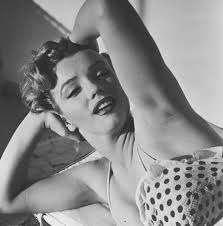 Marilyn Monroe photographed at the Beverly Carlton Hotel, 1951. 🤍 Today  it's known as the 'Avalon Hotel' — where Marilyn lived at for a couple  years. In the photos above she's wearing