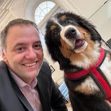 🐾 Karina Milei y Manuel Adorni presentaron a Thor, “el nuevo integrante de  la Casa Rosada”. 📸 Ambos posaron junto al cachorro de boyero de Berna y  compartieron las imágenes en X (