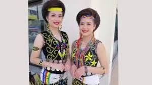 Satu daripadanya ialah blaus lengan pendek yang dipakai oleh wanita muda. Murut Pakaian Tradisional Sabah Cute766