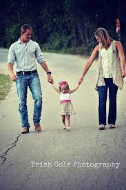 35 Creative Ways To Take Family Pictures Photography Poses Family Family Photography Cute Family Pictures